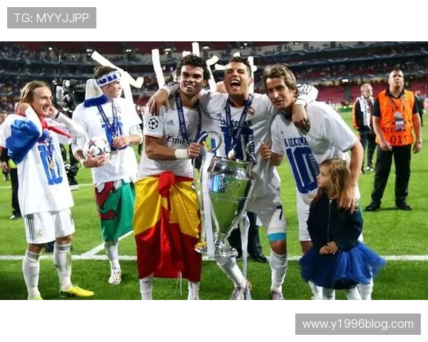 皇马球迷横幅告白双星深情守护